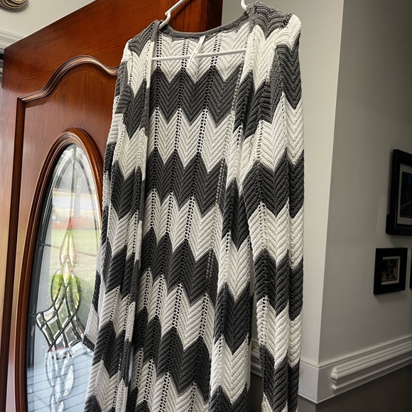 Chevron Patterned Cardigan - Picture 2 of 4